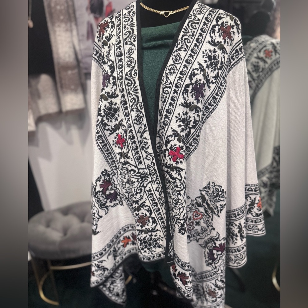 Reversible Ruana Cape in Black/ White
